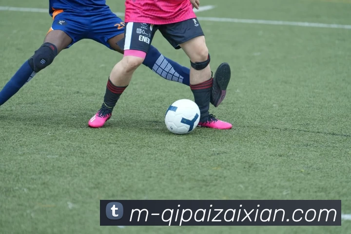 雷霆与凯尔特人激战正酣NBA赛场精彩瞬间回顾与分析